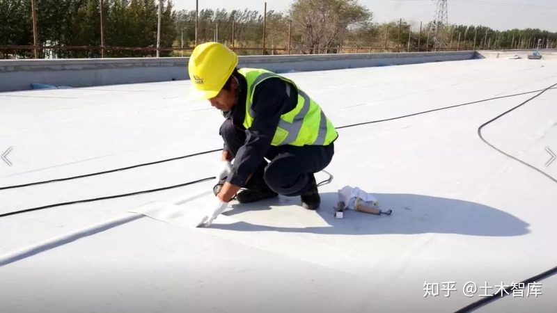 自粘防水卷材与普通防水卷材：性能与适用场景解析